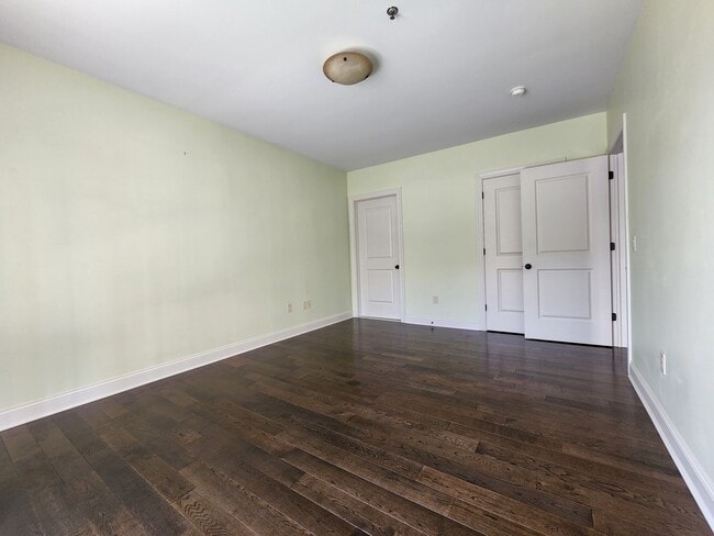 Building Photo - "Must See" Open Concept 2 Bedroom Apartment