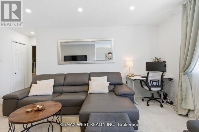 Photo du bâtiment - 2485 Woking Crescent