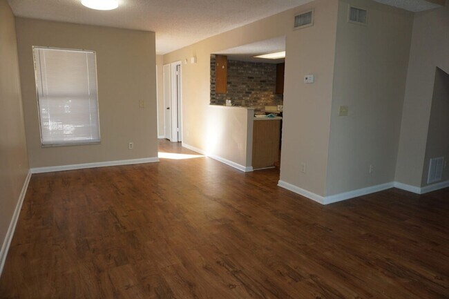 Building Photo - 2 bedroom townhome near NAS Jax