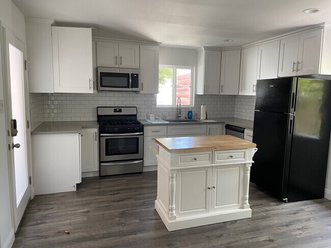 kitchen - 2325 Walgrove Ave
