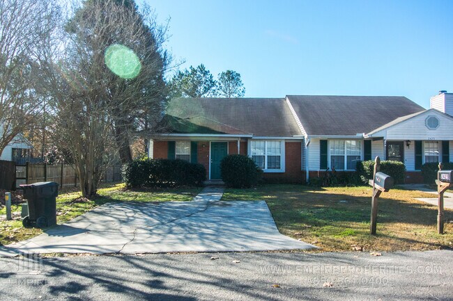 Foto del edificio - Quiet Townhome With Large Yard