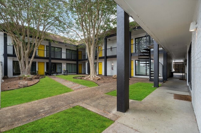 Building Photo - Dream Montrose