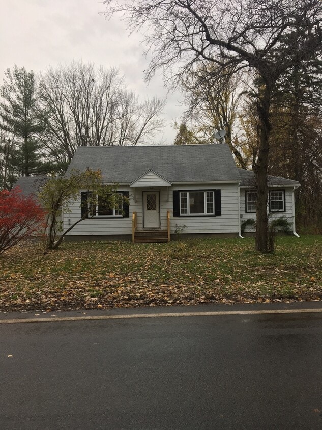 Primary Photo - Remodeled 4 bedroom, 2 bath Brewerton Cape