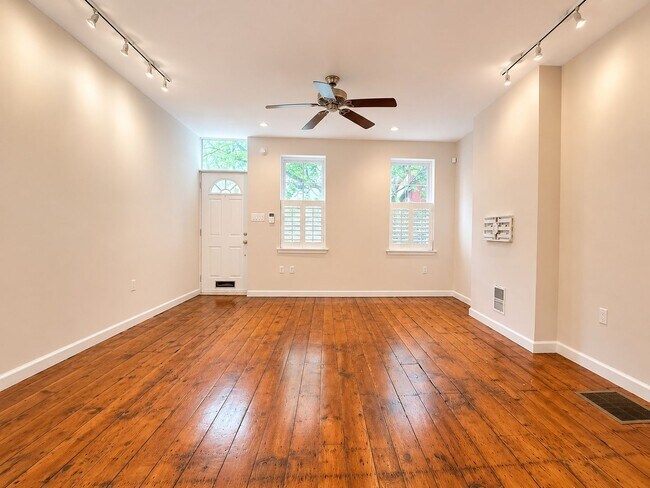 Foto del edificio - Spacious 2BR Townhome with Private Backyard in Graduate Hospital