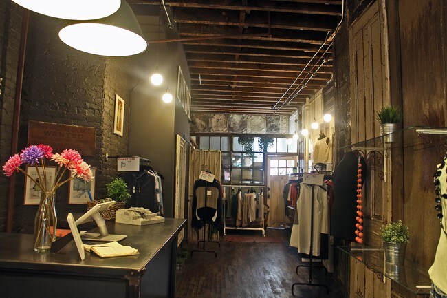 Parte trasera de la tienda - 234 5th Ave