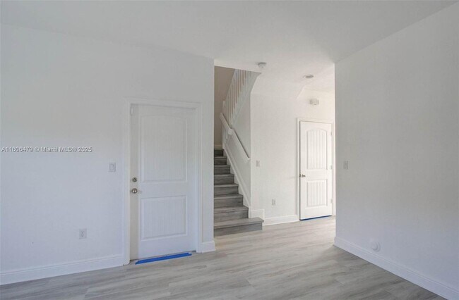 Building Photo - 639 NE 33rd Terrace