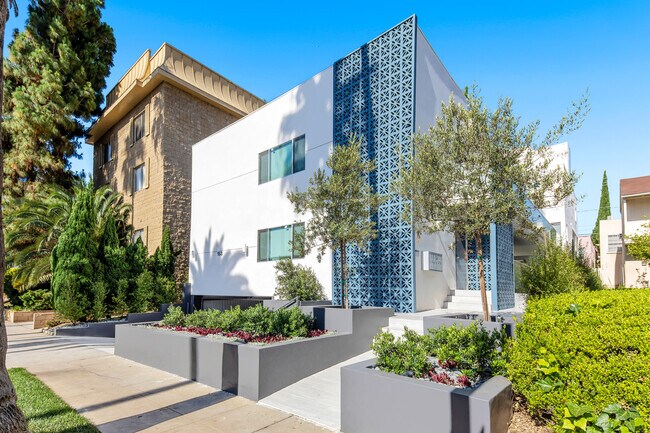 Building Photo - 153 S Palm Dr
