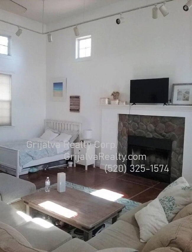 Building Photo - 1070 E Miles St