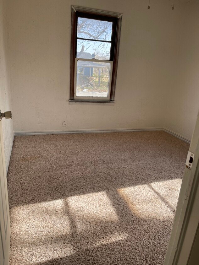 Building Photo - 1802 NW Ozmun Ave