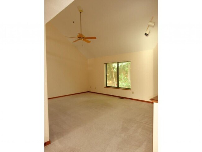 Building Photo - 2 Ashwood Ct