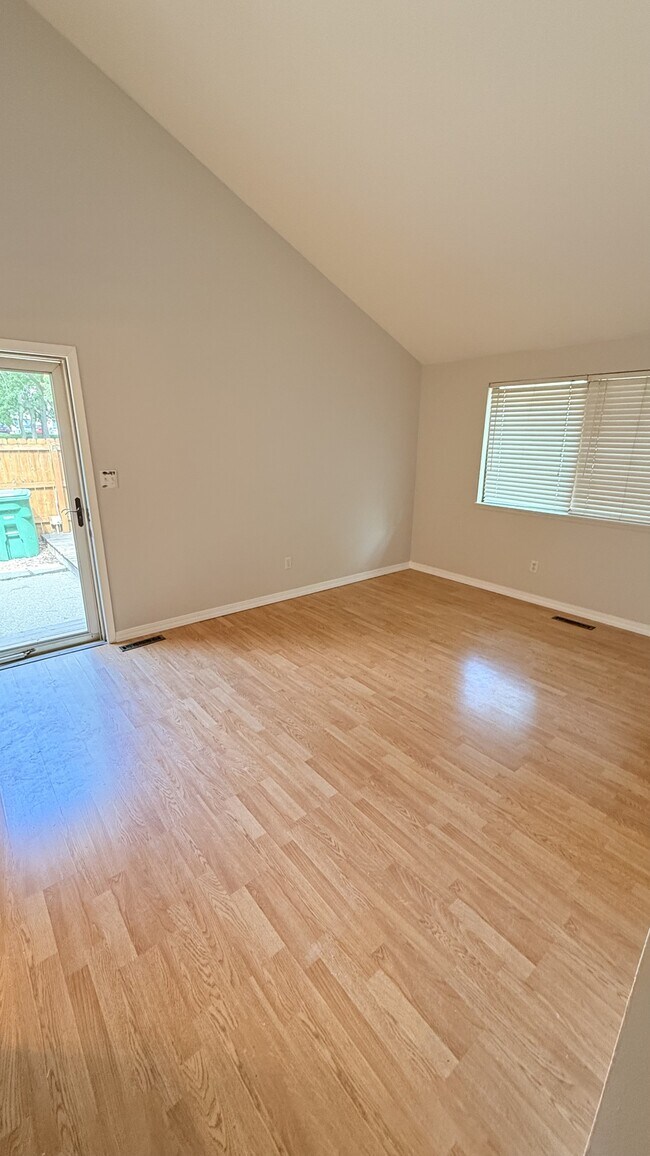 Foto del edificio - 937 Breezewood Cir