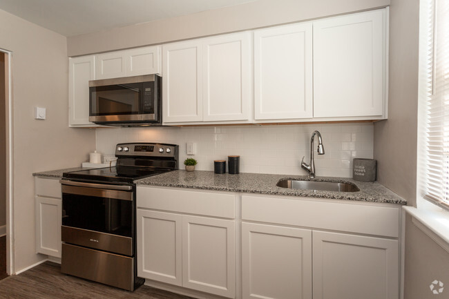 Kitchen - Arbor Grove Apartments