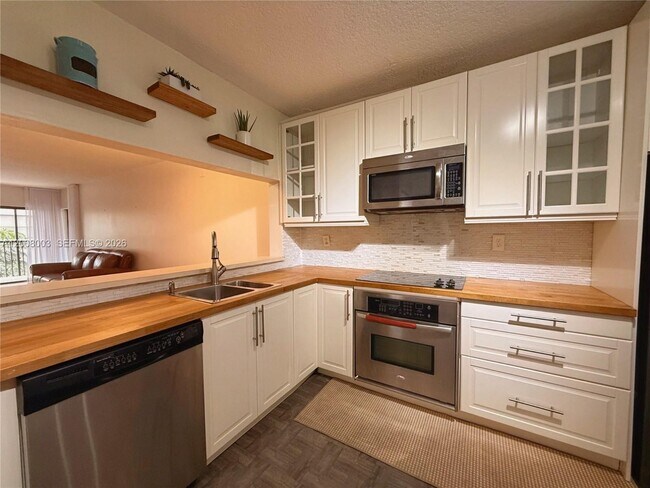 Foto del edificio - 511 Ives Dairy Rd