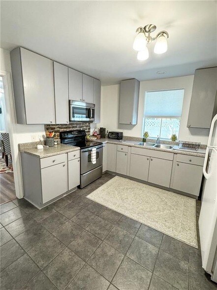 Building Photo - 717 Louque Pl