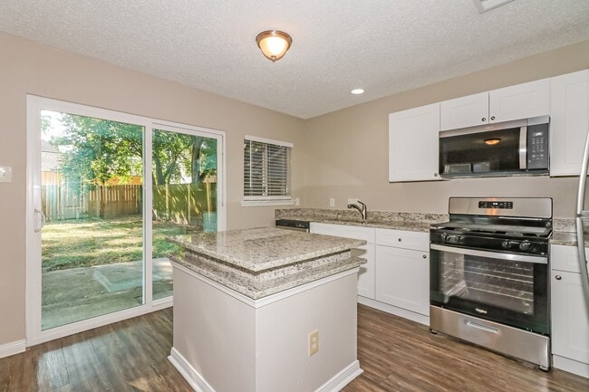 Building Photo - 8454 Lake Crystal Dr