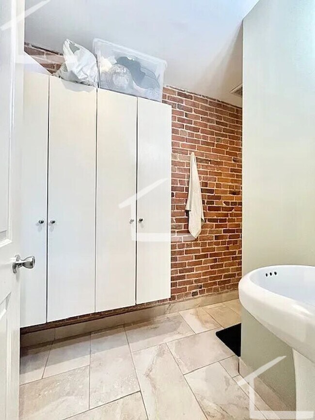 Foto del edificio - 6-Bed 3-Bath Apartment in Mission Hill