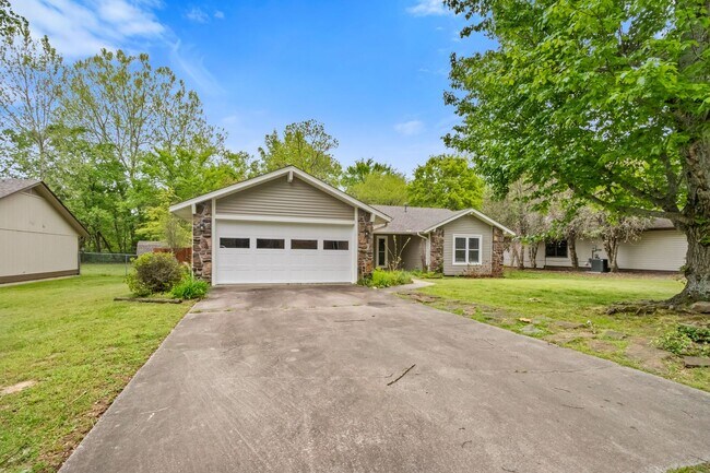 Building Photo - 3 Bedroom and Two Bath House