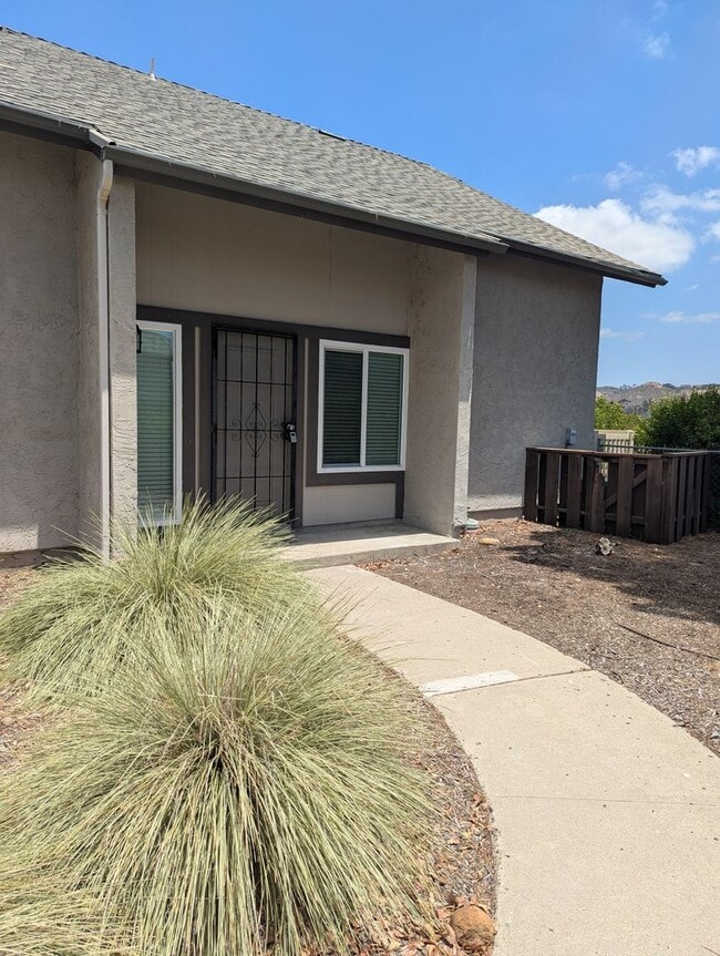 Building Photo - 3 Bed/2 Bath Townhome in Poway