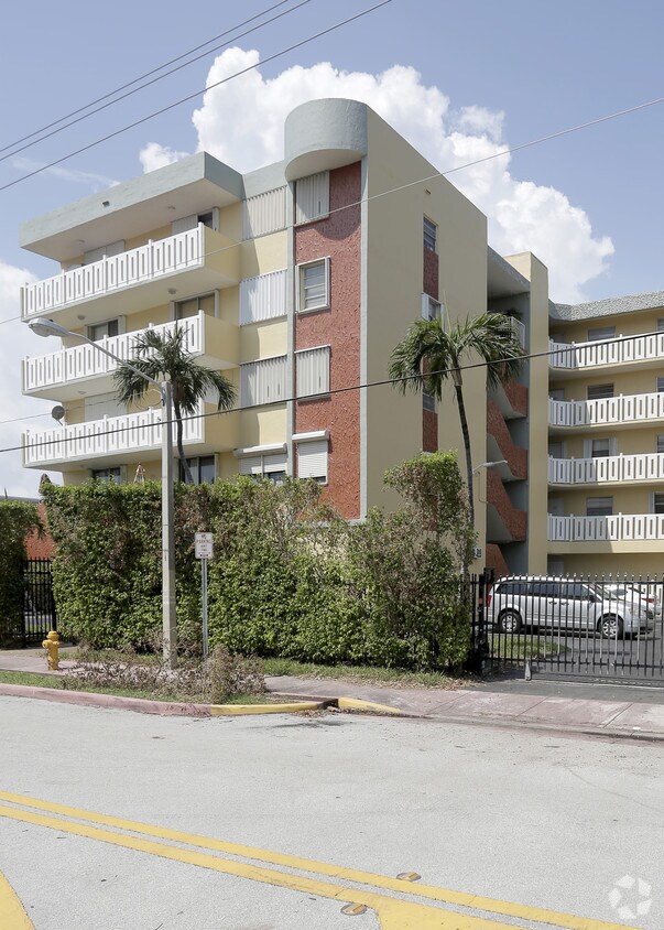 Primary Photo - Waterway Plaza
