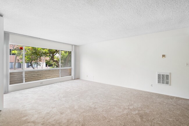 Building Photo - 5600 Kensington Way