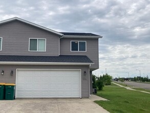 Building Photo - 905 Bremner Ave