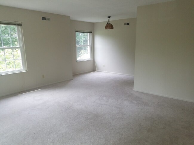 Building Photo - 1155 Charter Oak Ln