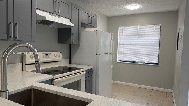 Foto del edificio - 4010 Lakeside Dr
