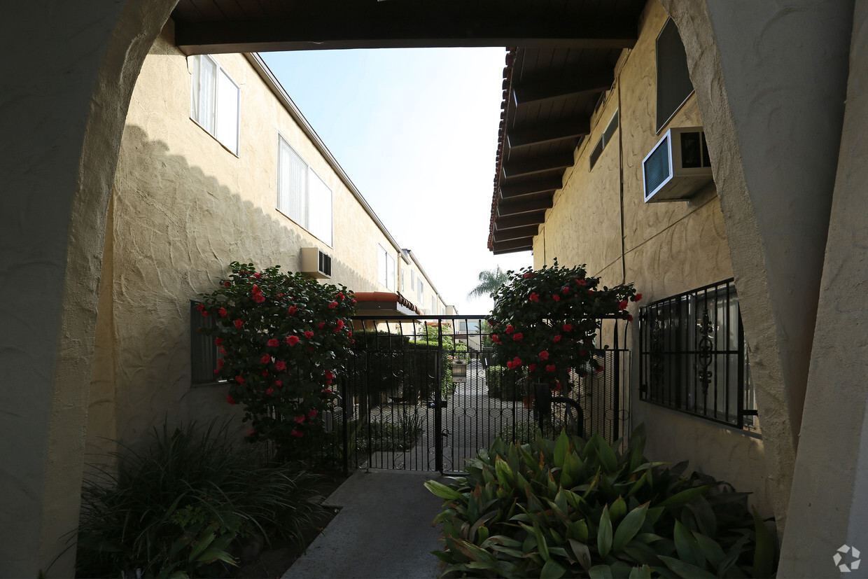 Building Photo - Casa Madera Terraza