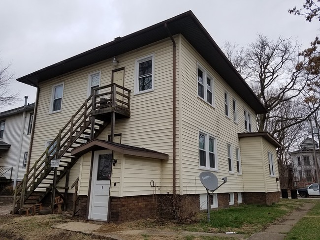 Building Photo - 702 N Oak St