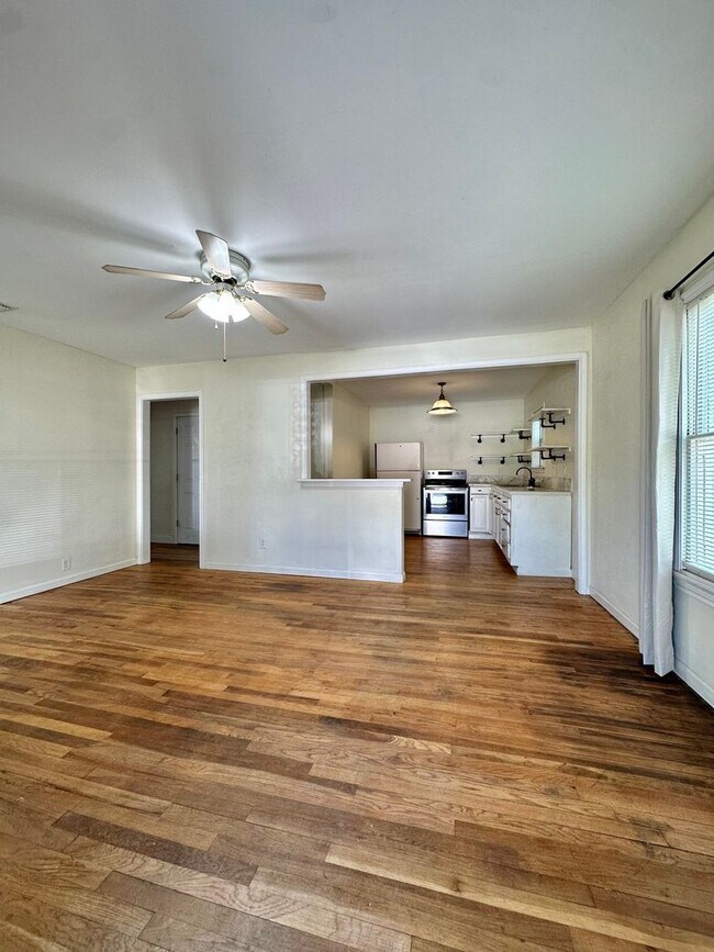 Foto del edificio - COMING NOVEMBER 2025 - Charming 2-Bedroom ...