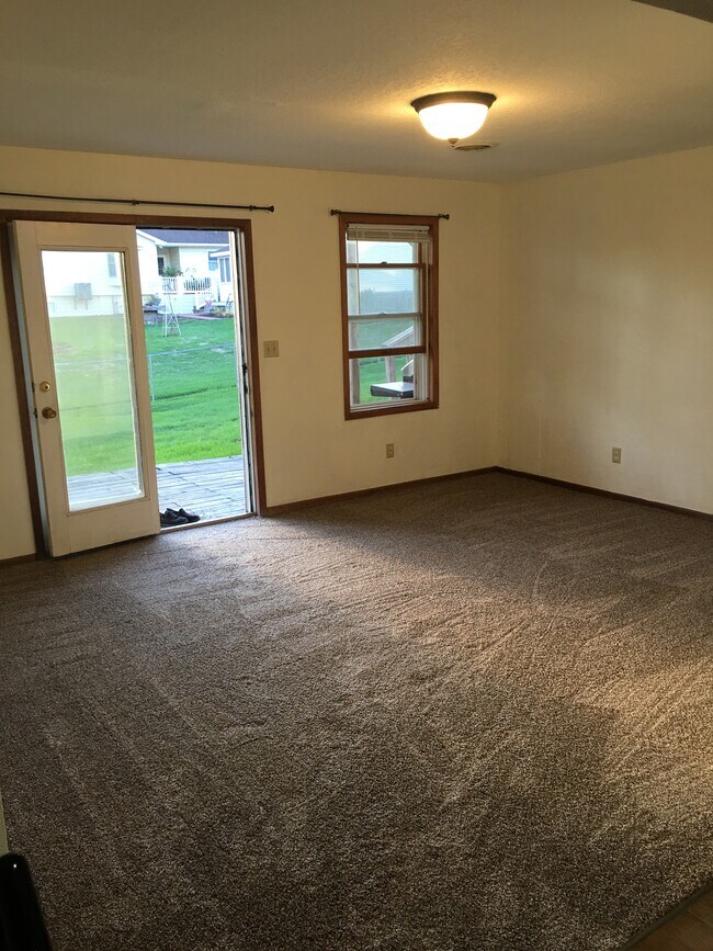 Building Photo - 829 E 9th St S