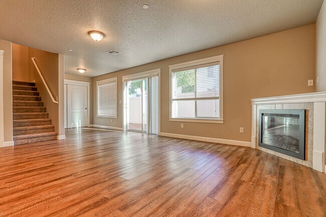 Foto del edificio - Centrally Located 4 Bedroom Townhome with Attached Garage & AC
