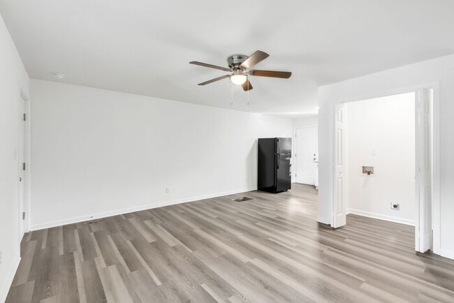 Building Photo - Newly Renovated 2 Bed/1 Bath Duplex 10 Min...