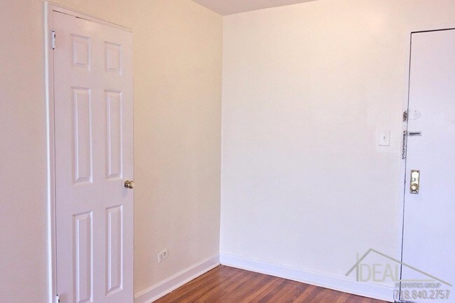 Building Photo - Newly Renovated Studio !!!