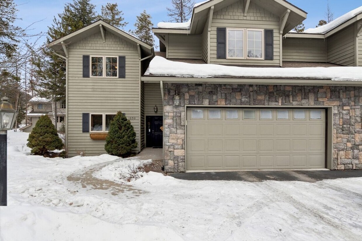 Foto principal - 3 bedroom, 2.5 bath townhome, close to Whi...