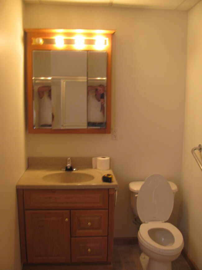 Baño - 18 Montour St N