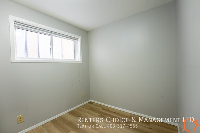 Building Photo - Apartment Near Downtown Taber with Assigned Parking