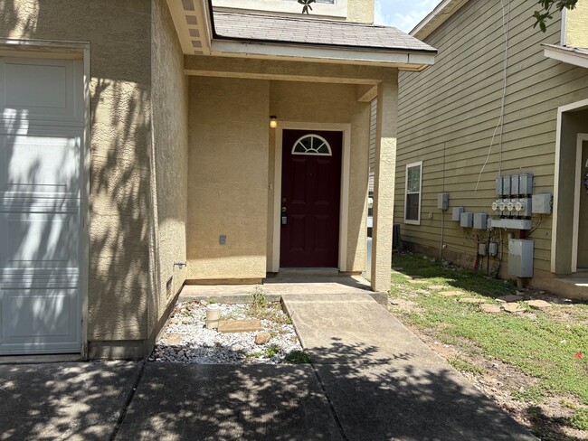 Building Photo - Newly Renovated Town-home