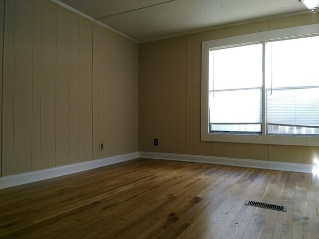 Building Photo - Charming home in popular Hillsborough