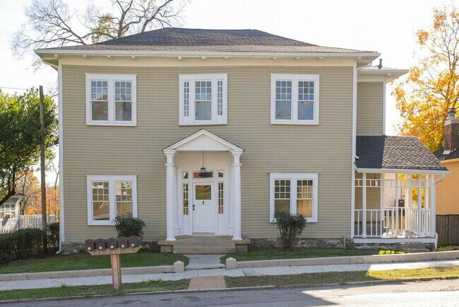 Foto del edificio - $400 Off First Month! LOCATION! Charming 1/1 Bed Bath Downtown!