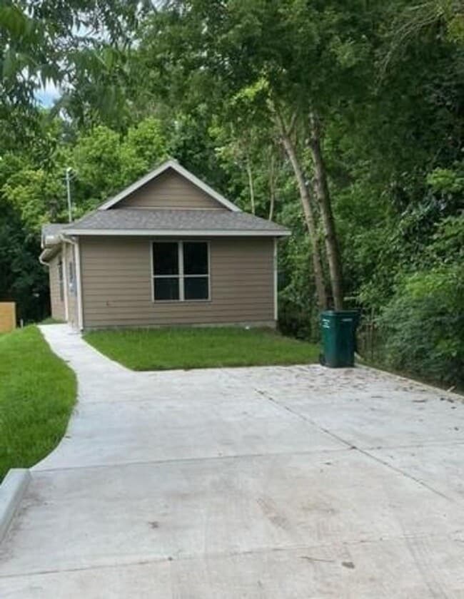 Building Photo - 8700 Sassafras