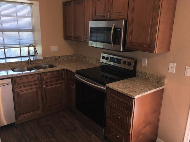 Foto del edificio - **MOVE-IN SPECIAL 50% OFF MOVE-IN MONTH!!!!** **BEAUTIFUL 3br/2ba TOWNHOME (ELLIOTT & ARIZONA AVE)**