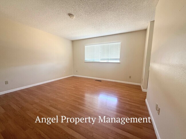 Foto del edificio - 2208 Begonia Ct