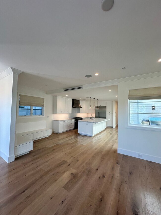 Foto del edificio - Gorgeous 3 Bedroom 3 Bath For Lease in Corona Del Mar