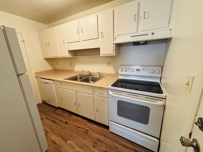Building Photo - 2 Bedroom 1 Bathroom Condo