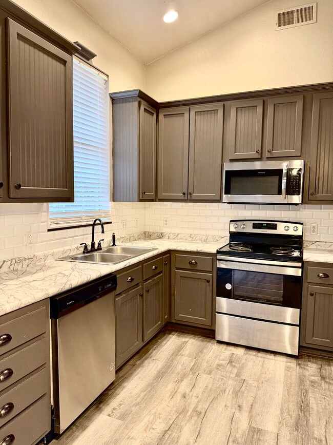 Building Photo - 3 Bed / 2 Bath in Jonesboro Available Now!