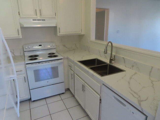 Foto del edificio - 2 bed, 2 bath Condo in San Diego's Linda V...