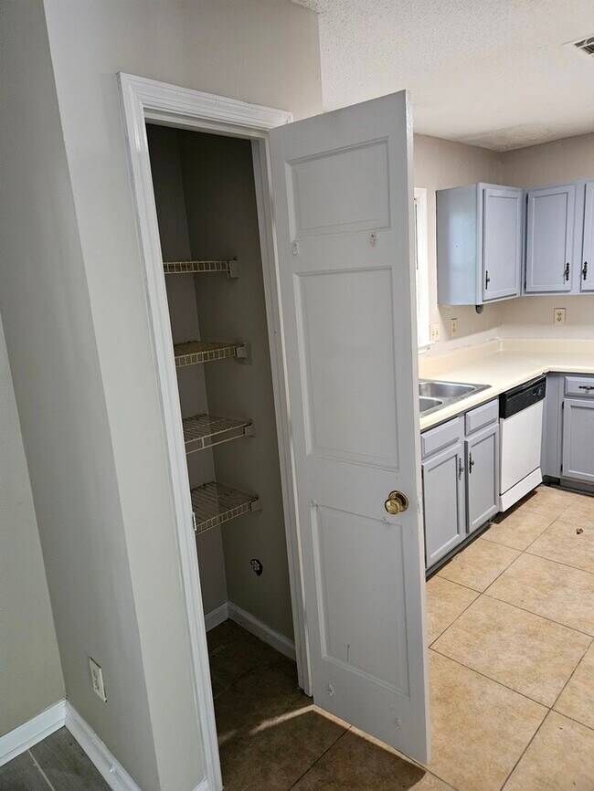 Foto del edificio - 4807 Hairston Pl