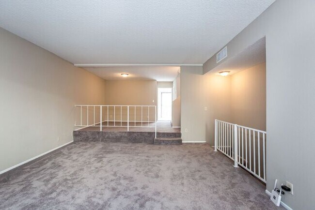 Building Photo - Beautiful Unit Ready for Move-In