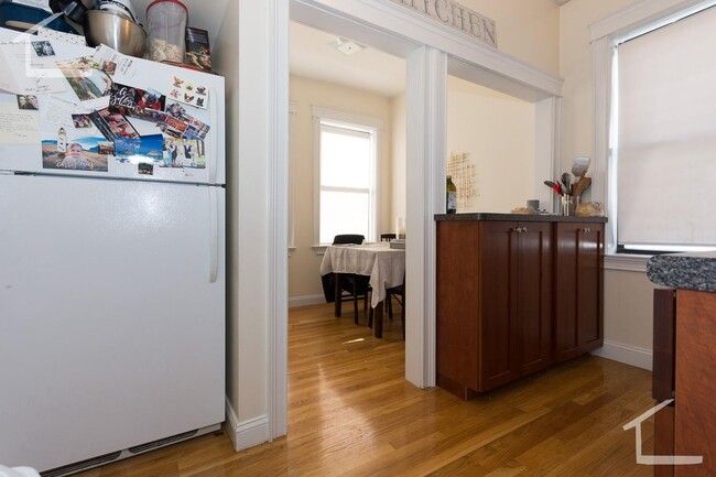 Foto del edificio - Nicely updated unit near the Green Line in...